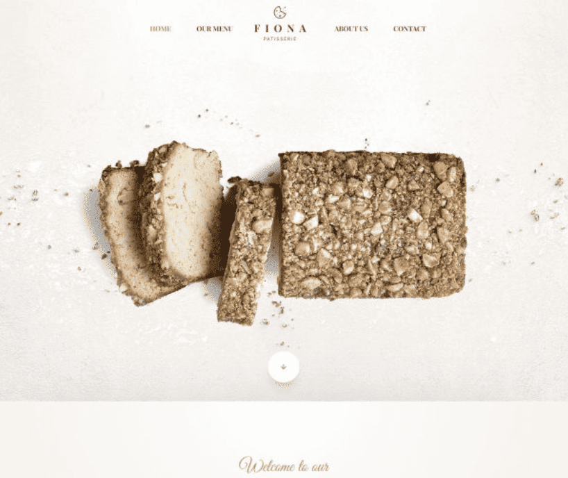 Een brood met kruimels en twee sneetjes gesneden, weergegeven op een witte achtergrond; in de header van de website staat "Fiona Patisserie" met navigatielinks boven de afbeelding.