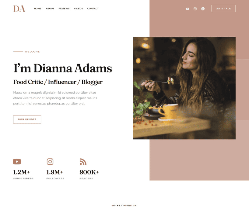 Op de homepage van een website staat Dianna Adams, een voedselcriticus, influencer en blogger, met statistieken over abonnees en lezers. Een foto laat een vrouw zien die aan tafel geniet van eten, een vork vasthoudt en glimlacht.