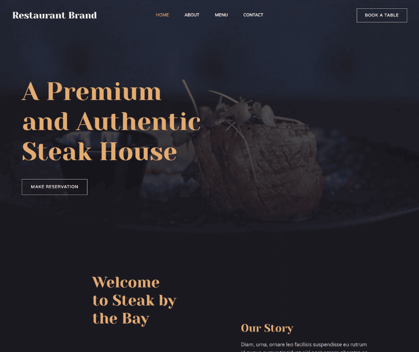 Een homepage met een donker thema voor een restaurantwebsite met een biefstuk op een bord, navigatiekoppelingen, een knop "Reserveer een tafel" en tekst die een eersteklas en authentieke biefstukhuiservaring aan de baai promoot.