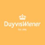 DuyvisWiener-logo met een wit kroonicoon boven de bedrijfsnaam in witte tekst en Est 1885 eronder, alles tegen een oranje achtergrond.