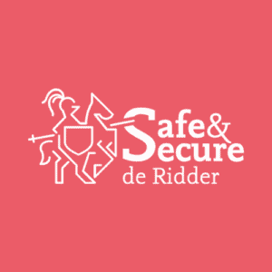 Witte lijntekening van een ridder met schild en zwaard naast de tekst Safe & Secure de Ridder op een koraalroze achtergrond.