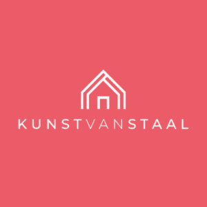 Logo met een minimalistische witte lijntekening van een huis boven de tekst KUNSTVANSTAAL in hoofdletters tegen een effen koraalkleurige achtergrond.